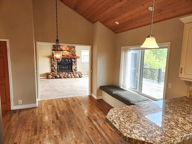 Building Photo - Large Private Luxury Home in Pinebrook  Es...