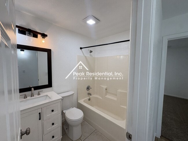 Building Photo - Great 4 Bd/2.5Ba Duplex with 1 Car Garage!