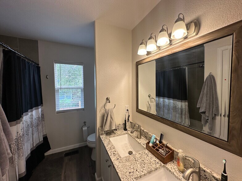 Building Photo - 8211 Oakton Ct