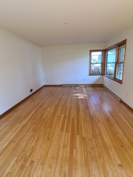 Living - 1397 County Road SS