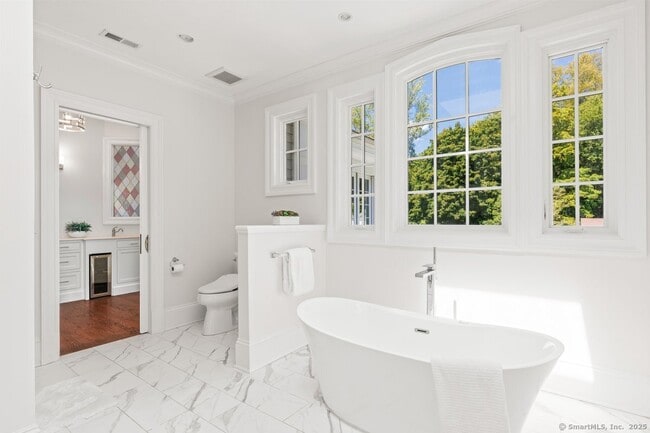 Building Photo - 1421 Oenoke Ridge