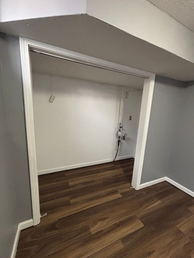 Building Photo - Spacious 4 Bedroom 1.5 Bath House!!