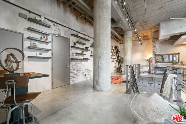 Building Photo - 330 W 11th St