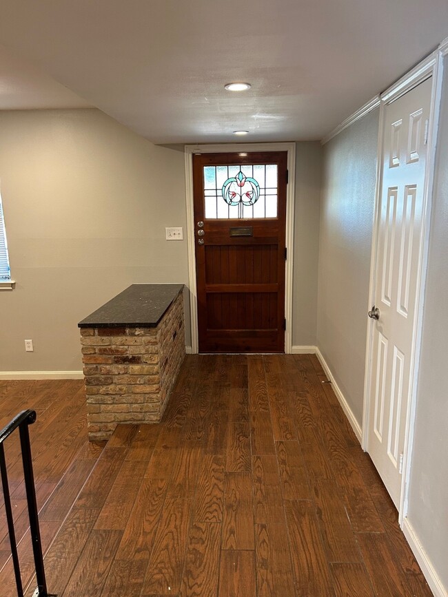 Building Photo - 1702 Maux Dr