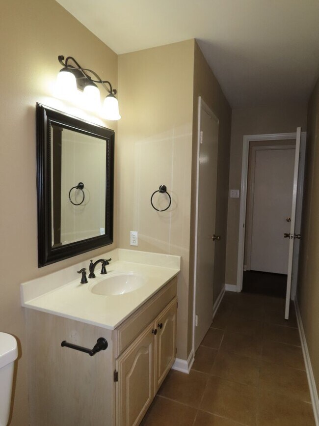 Building Photo - South Tyler! Lovely 3 Bedroom, 2 Bath House w/Garage