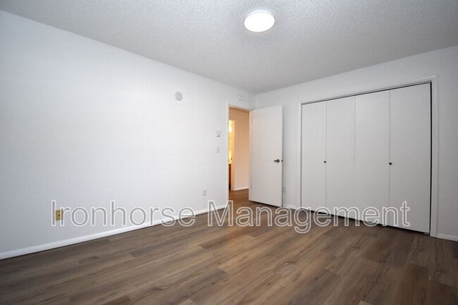 Building Photo - 811 W Villard St