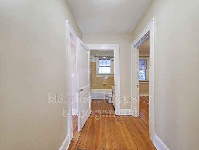 Building Photo - 504 University Ridge