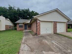 Building Photo - 3 bedroom 2 bathroom duplex In Broken Arrow!