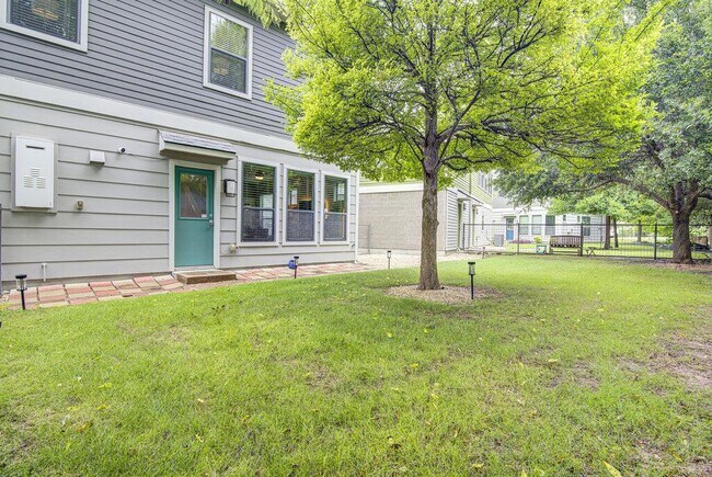 Building Photo - 1409 Lorraine Loop