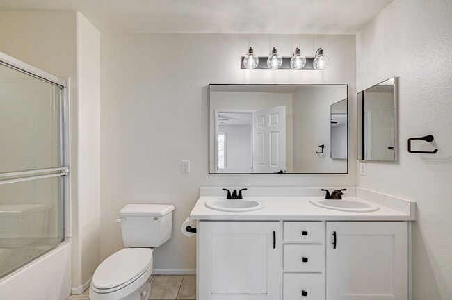 Building Photo - Stylish Townhome with Private Patio!