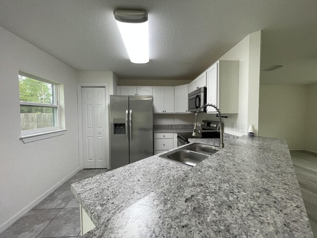 Building Photo - Move-In Ready! Beautiful 3BR/2BA with New Flooring & Fresh Paint