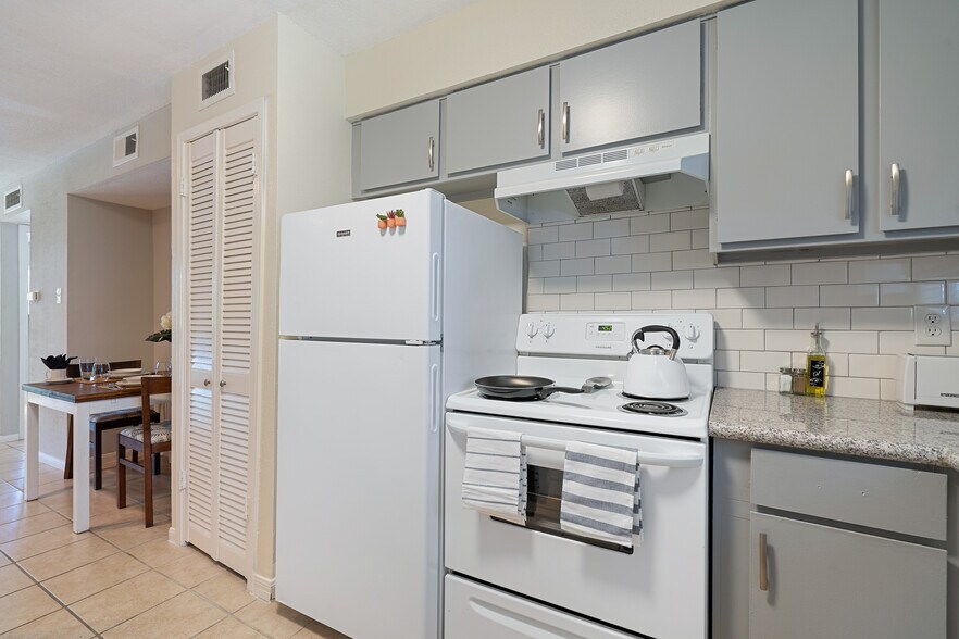 Kitchen - 12100 Melville Dr