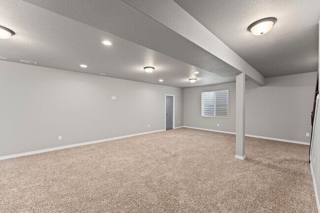 Building Photo - Beautifully Updated 4-Bedroom Home with Op...