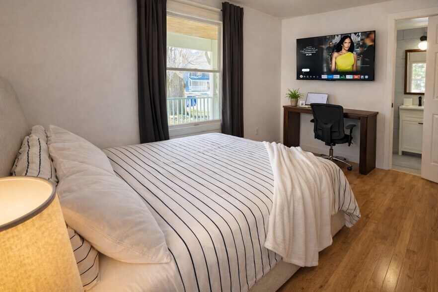 Building Photo - 553 W Center St