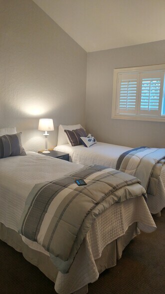Upstairs twins - 24561 Harbor View Dr