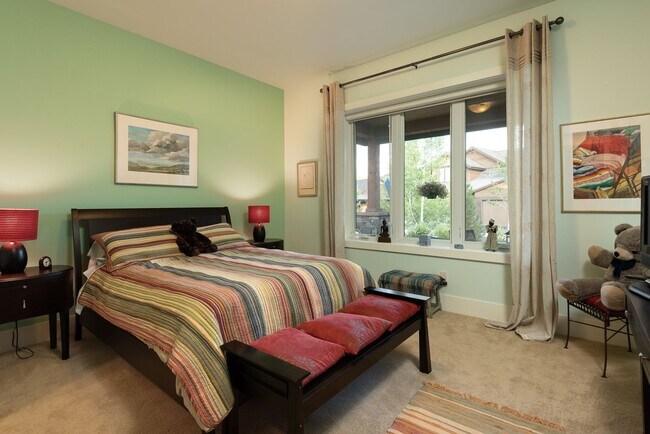 Building Photo - Tetherow!! Amazing Townhome that is fully ...