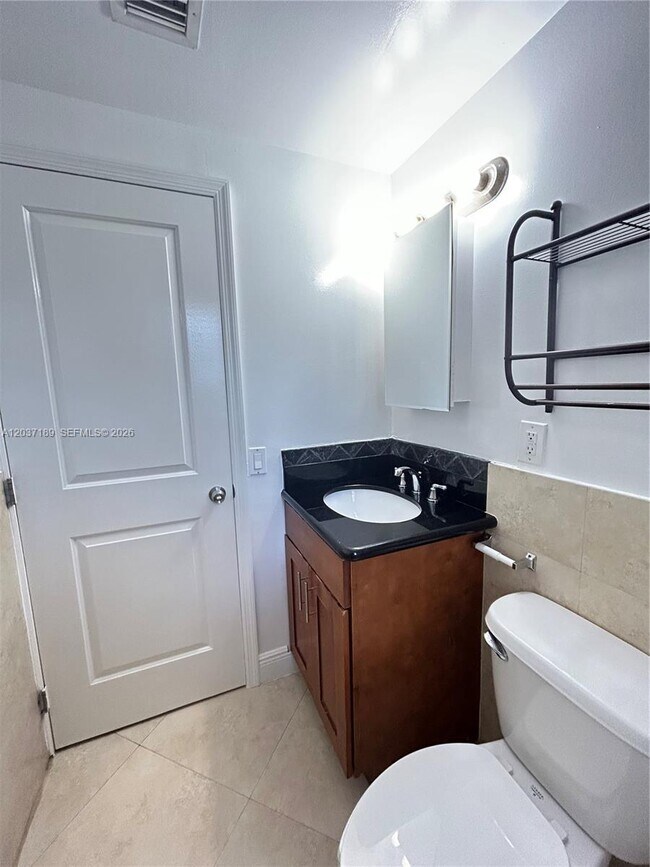 Building Photo - 2880 Pine Tree Dr