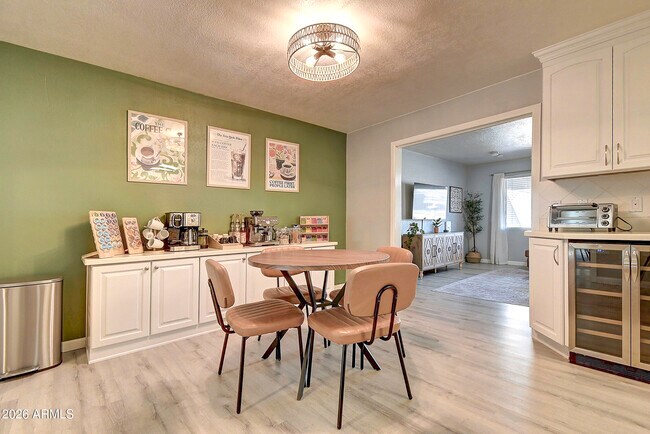 Building Photo - 1027 W 19th St