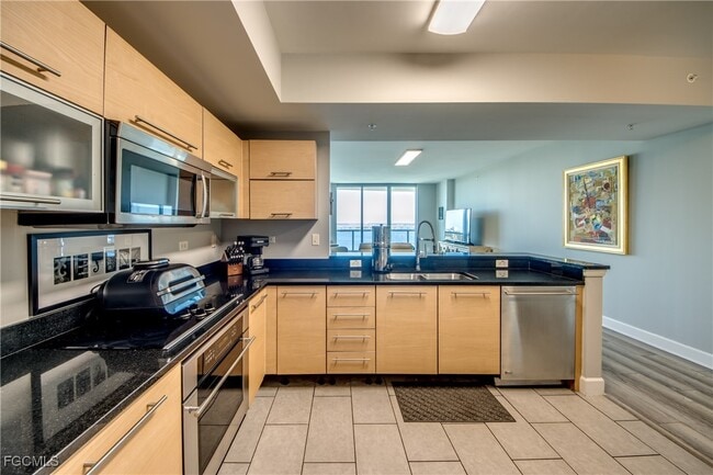 Building Photo - 3000 Oasis Grand Blvd