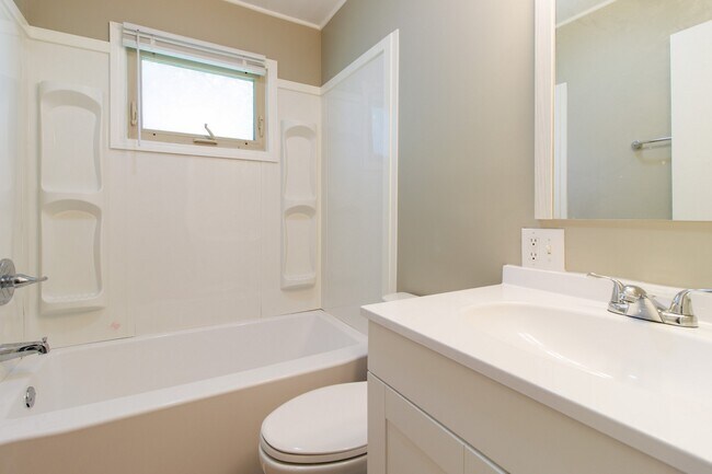 Building Photo - 432 Woodview Dr