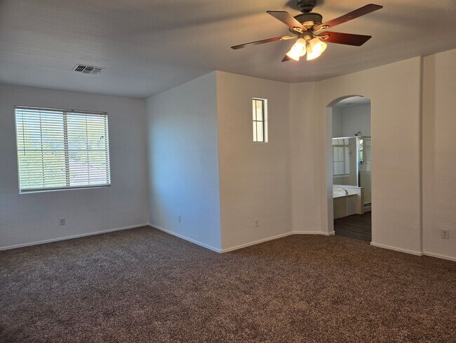 Building Photo - Spacious 4 bed, 3 full bath home in New Ri...