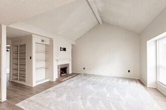 Building Photo - 2 Bedroom Condo with Pool and the Convinience of a Jefferson Hwy Address!