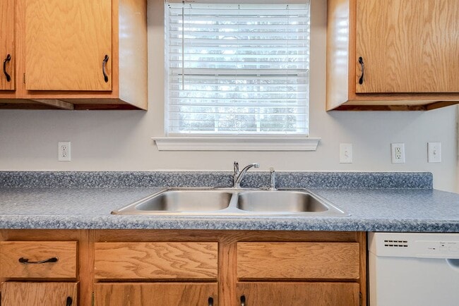 Building Photo - Well-Maintained 3BR, 2BA Home with 1-Car Garage