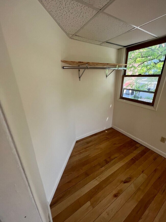 Building Photo - 52 Hickok Pl