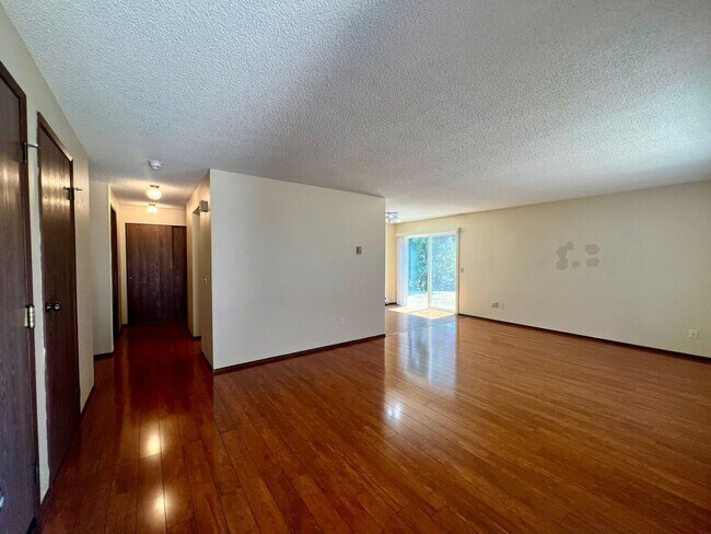 Building Photo - Well Maintained 2BD Duplex - Water Included