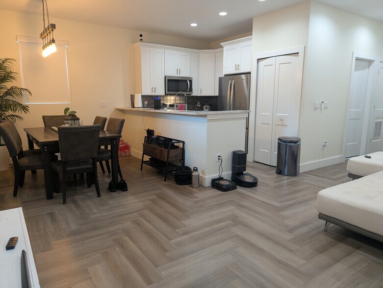 Building Photo - 8217 N Brooks St