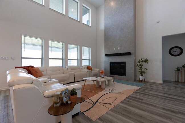 Building Photo - 2332 Giona Pl