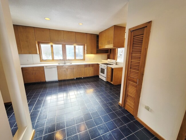 Building Photo - 46 Long Hill Rd