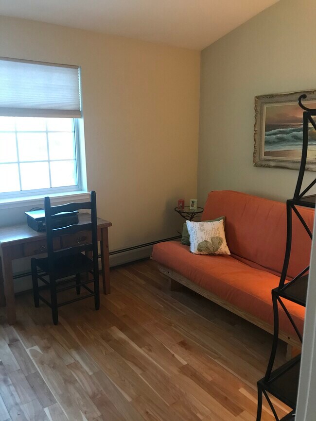 Den - 18 Lake Forest Dr