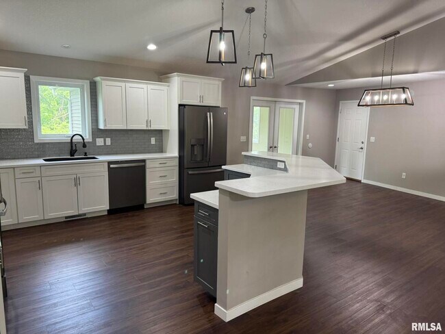 Building Photo - 18 Elmwood Dr