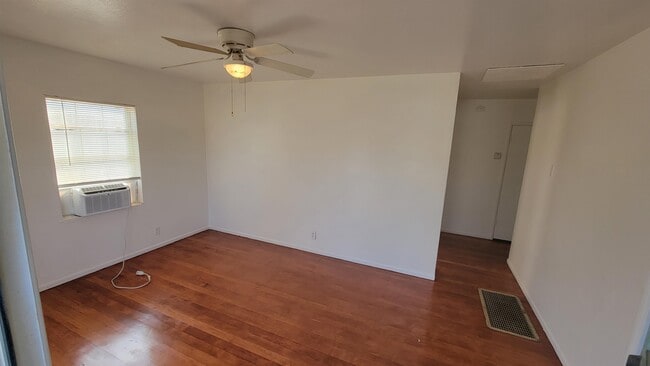 Building Photo - 805 Apple St