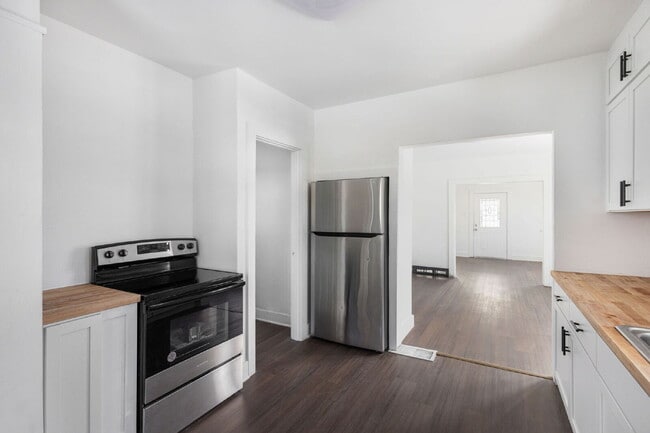 Building Photo - NOW AVAILABLE.  Fully remodeled...