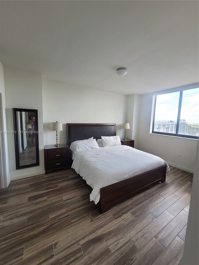 Building Photo - 999 SW 1st Ave