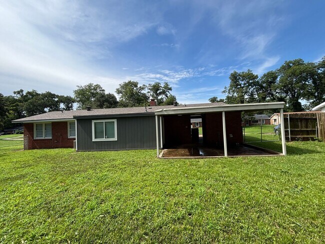 Building Photo - 2608 E Cavett Dr