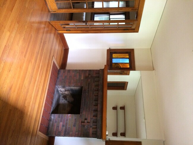 Building Photo - 528 Childs St