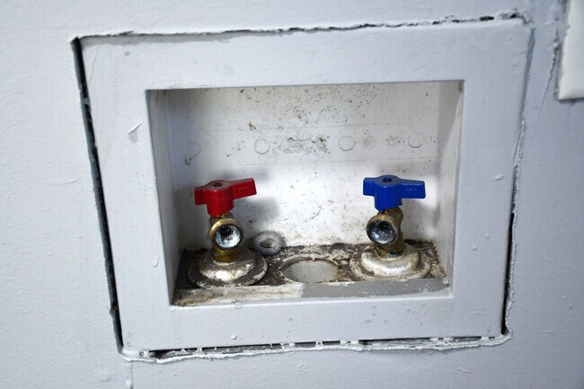 Building Photo - NEW LISTING!! 3 Bedroom House