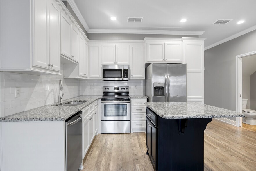 Kitchen - 16076 Echo Glen Dr