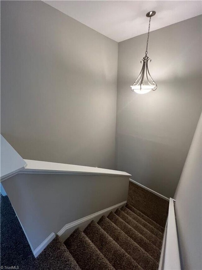 Building Photo - Fabulous 3BR 2.5BA Townhome with Community...