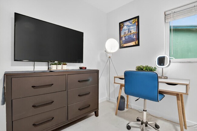 Building Photo - 5760 NE 18th Ave