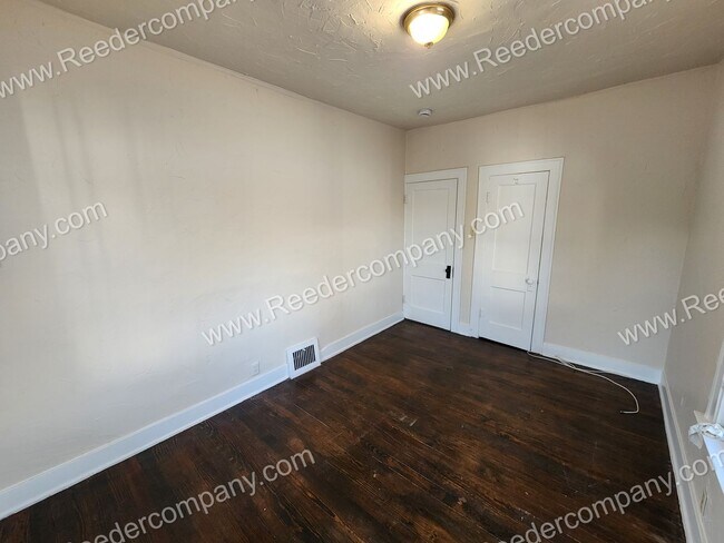 Building Photo - 2 bedroom 1 bath for rent. Located right a...