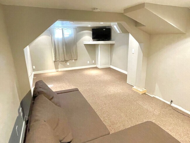 Building Photo - Woodstock area, 1 bedroom, 1 bath with finished basement