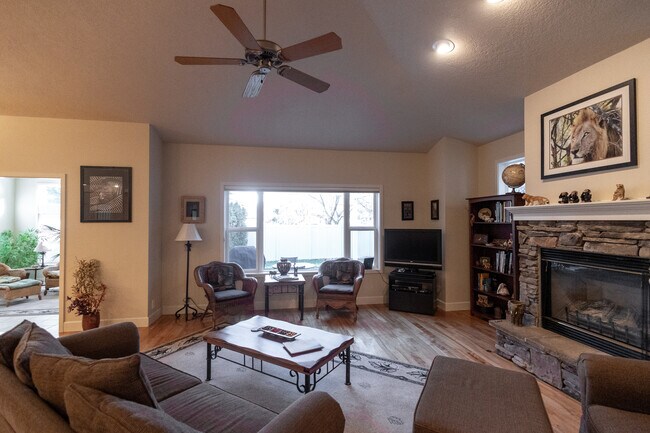 Building Photo - 2412 S Marypost Ave