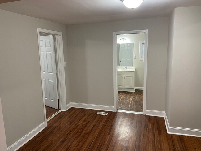 Building Photo - Historic 3 bedroom home near courthouse square in Murfreesboro