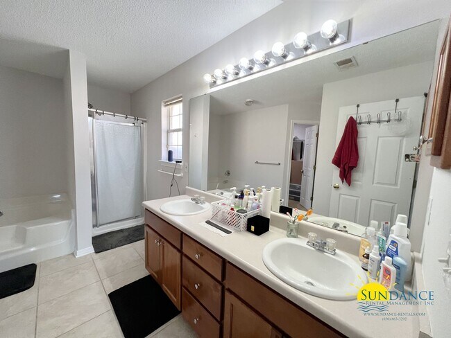 Building Photo - Spacious 4 Bedrooms in South Crestview!