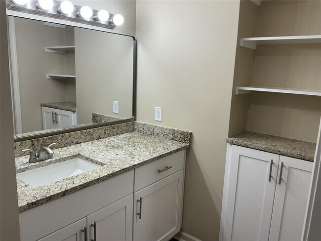 Building Photo - 5550 N Braeswood Blvd
