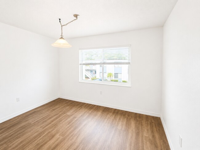 Building Photo - Updated 2-Bedroom Condo with Screened Lanai with water included.